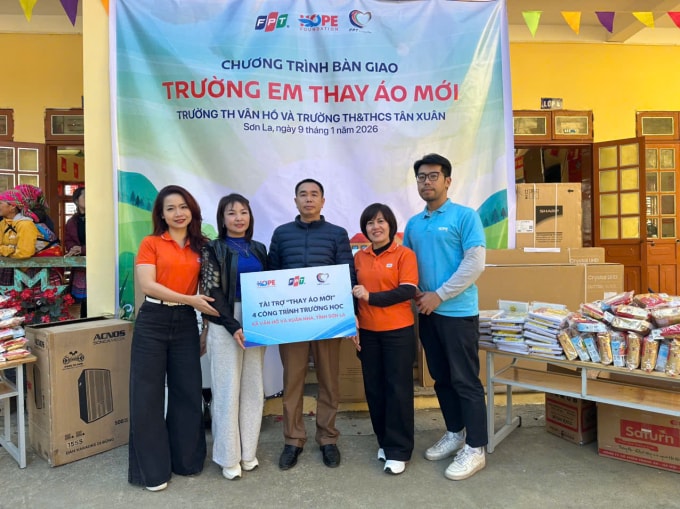 Đại diện Quỹ Hy vọng và đại diện Tập đoàn FPT trao bảng tài trợ cho các trường ở xã Vân Hồ, Sơn La, ngày 9/1/2026.