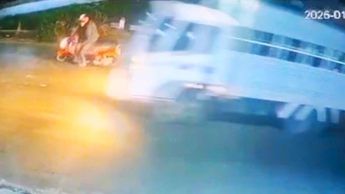 Hình ảnh người đàn ông ngã ra đường bị xe tải Tập lái cán qua, tối 10/1. Ảnh: Camera an ninh