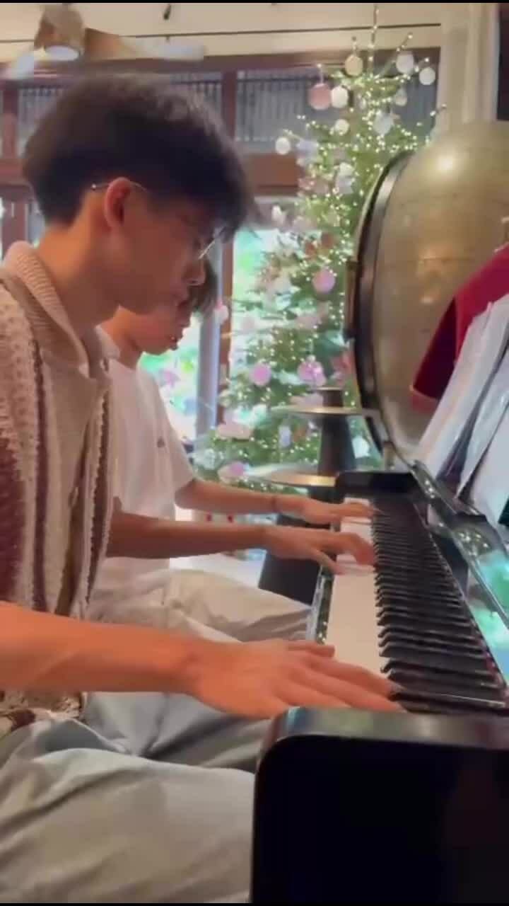 Con trai Hà Kiều Anh đánh piano khi gia đình quây quần năm 2025