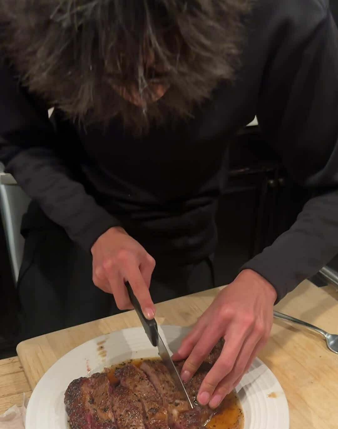 Con trai Hà Kiều Anh vào bếp