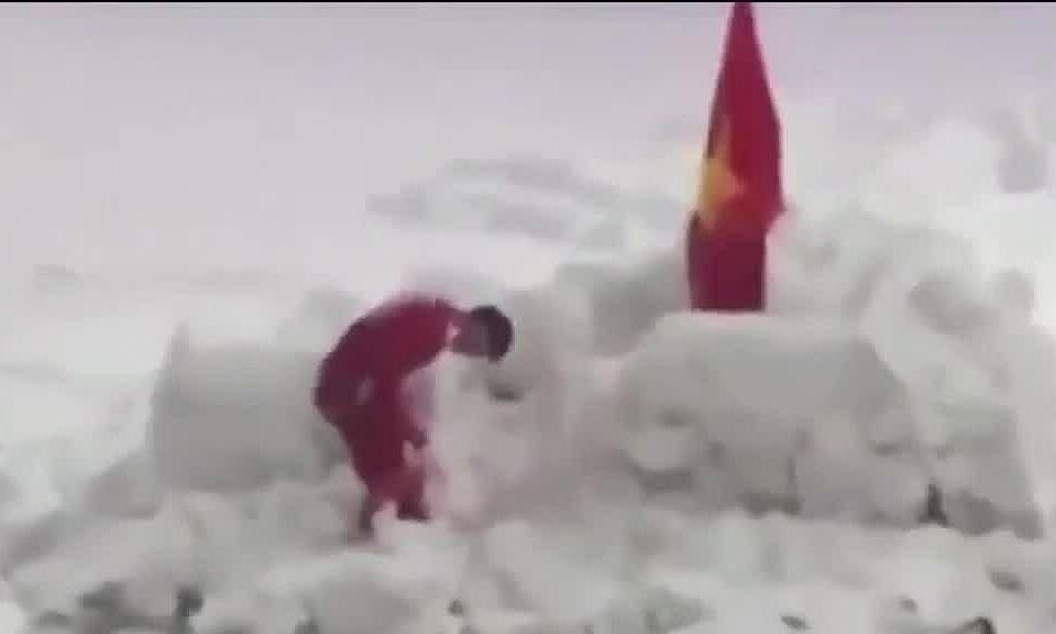 Duy Mạnh cắm cờ Tổ quốc trên sân Thường Châu