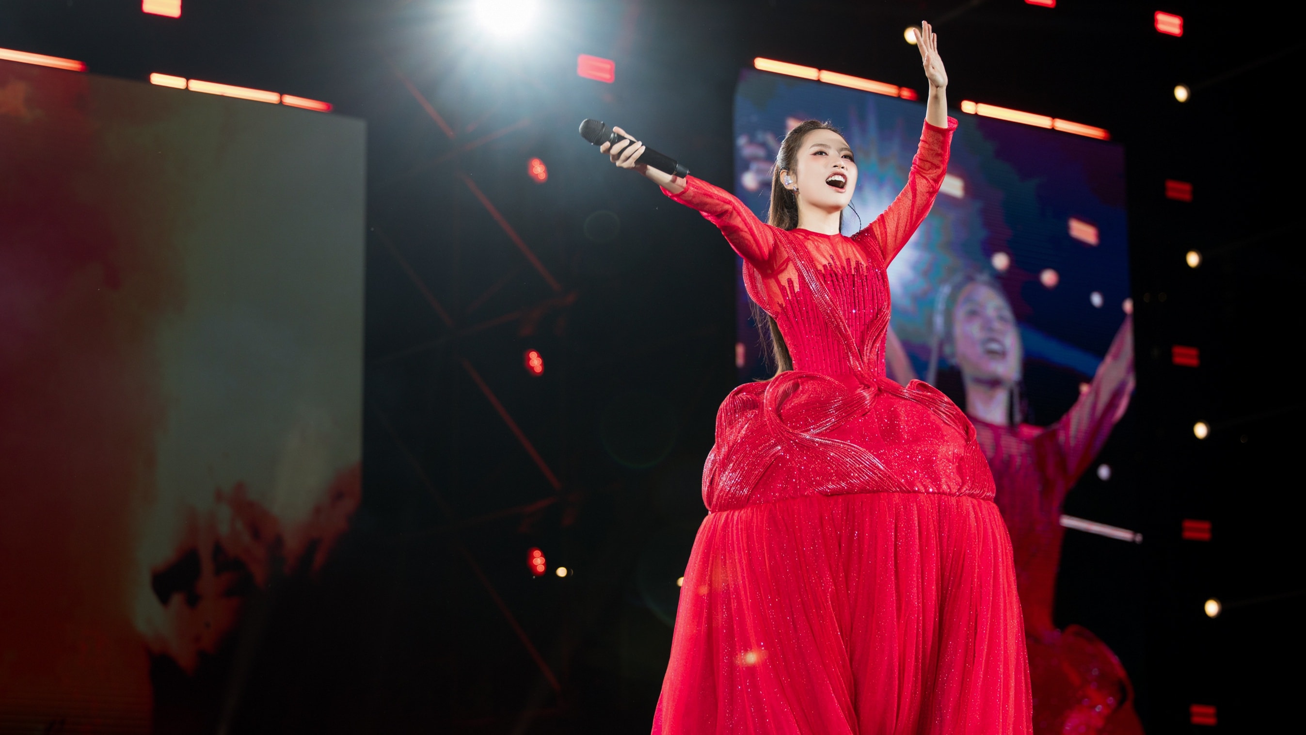 Phương Mỹ Chi trình diễn 