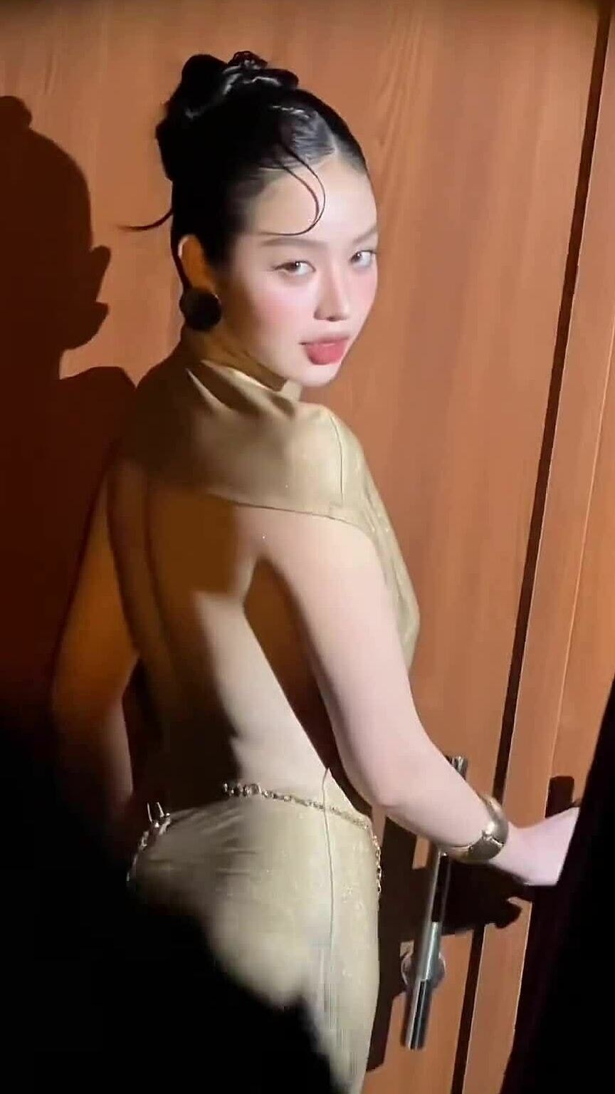 Thanh Thủy tạo dáng ở hậu trường gala Ngôi Sao Xanh 2025