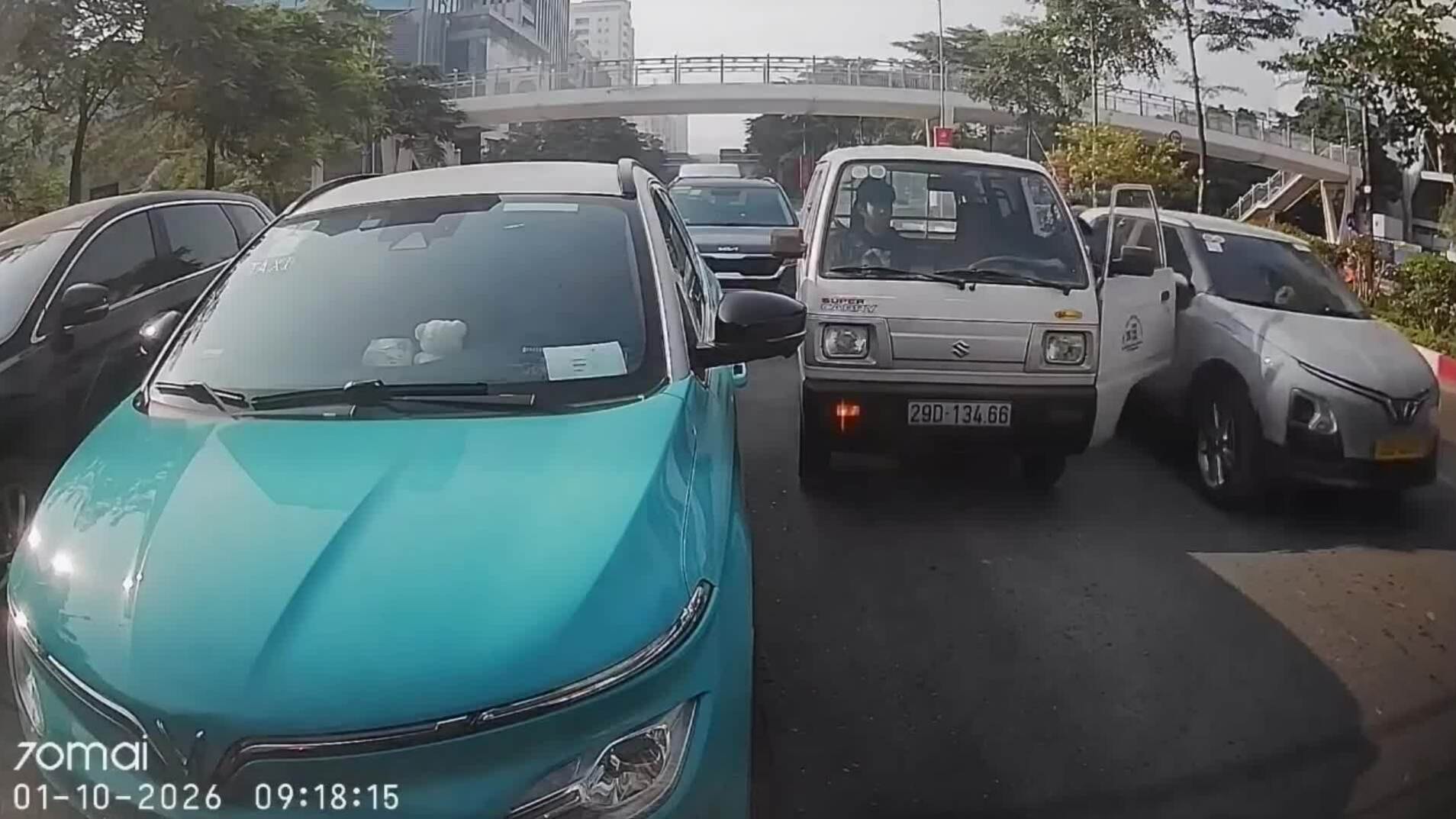 Xe tải dừng xe giữa đường để tranh cãi, mở cửa gây va chạm