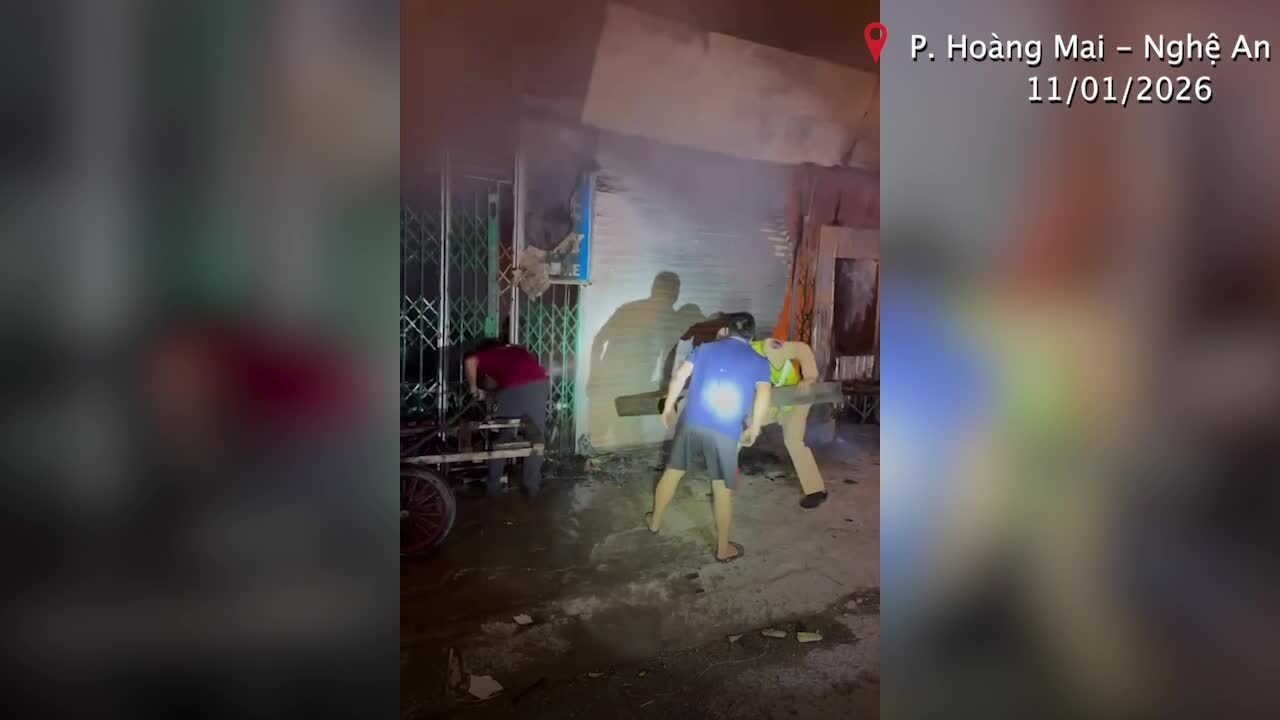 Cảnh sát phá cửa giúp 11 người thoát khỏi đám cháy