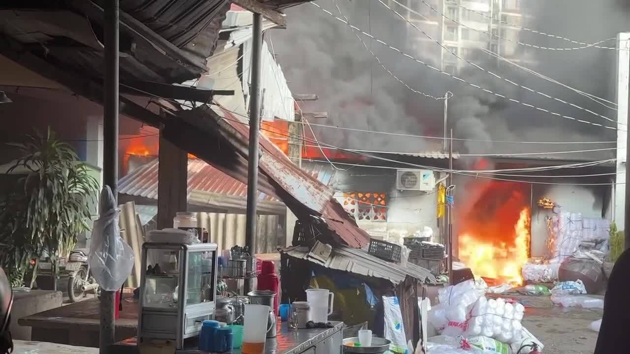 Cháy dãy nhà ven kênh ở TP HCM