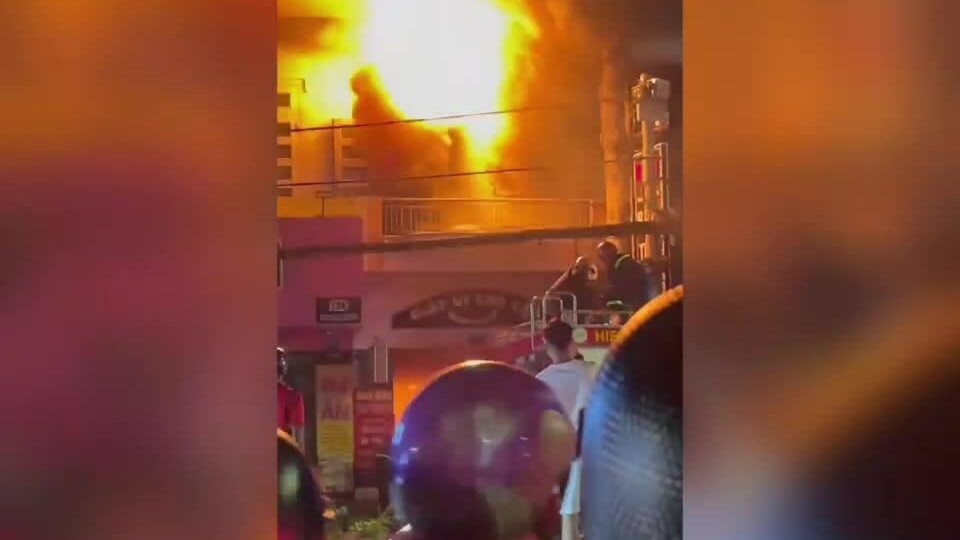 Giải cứu nạn nhân kẹt trong đám cháy tiệm giặt đồ