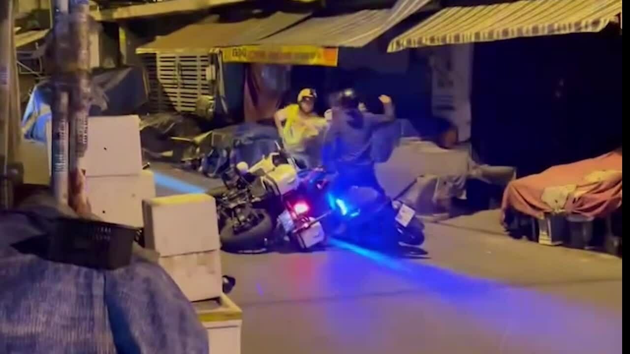 Ôm CSGT để bạn lấy xe bỏ chạy 'né' đo nồng độ cồn