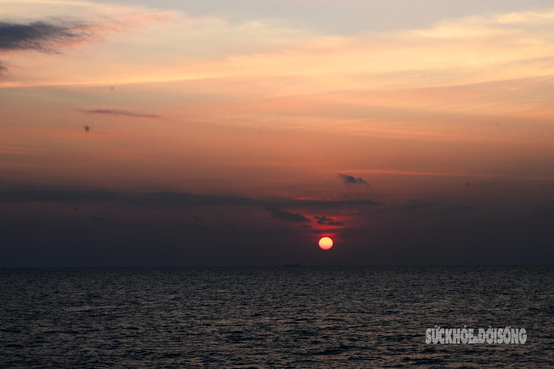 Hoàng hôn 'nhuộm vàng' biển Tây Nam từ boong tàu ra Thổ Chu- Ảnh 2.