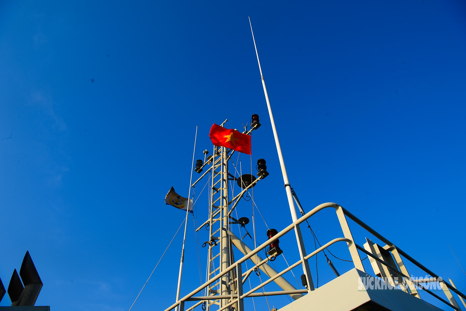 Hoàng hôn 'nhuộm vàng' biển Tây Nam từ boong tàu ra Thổ Chu- Ảnh 1.