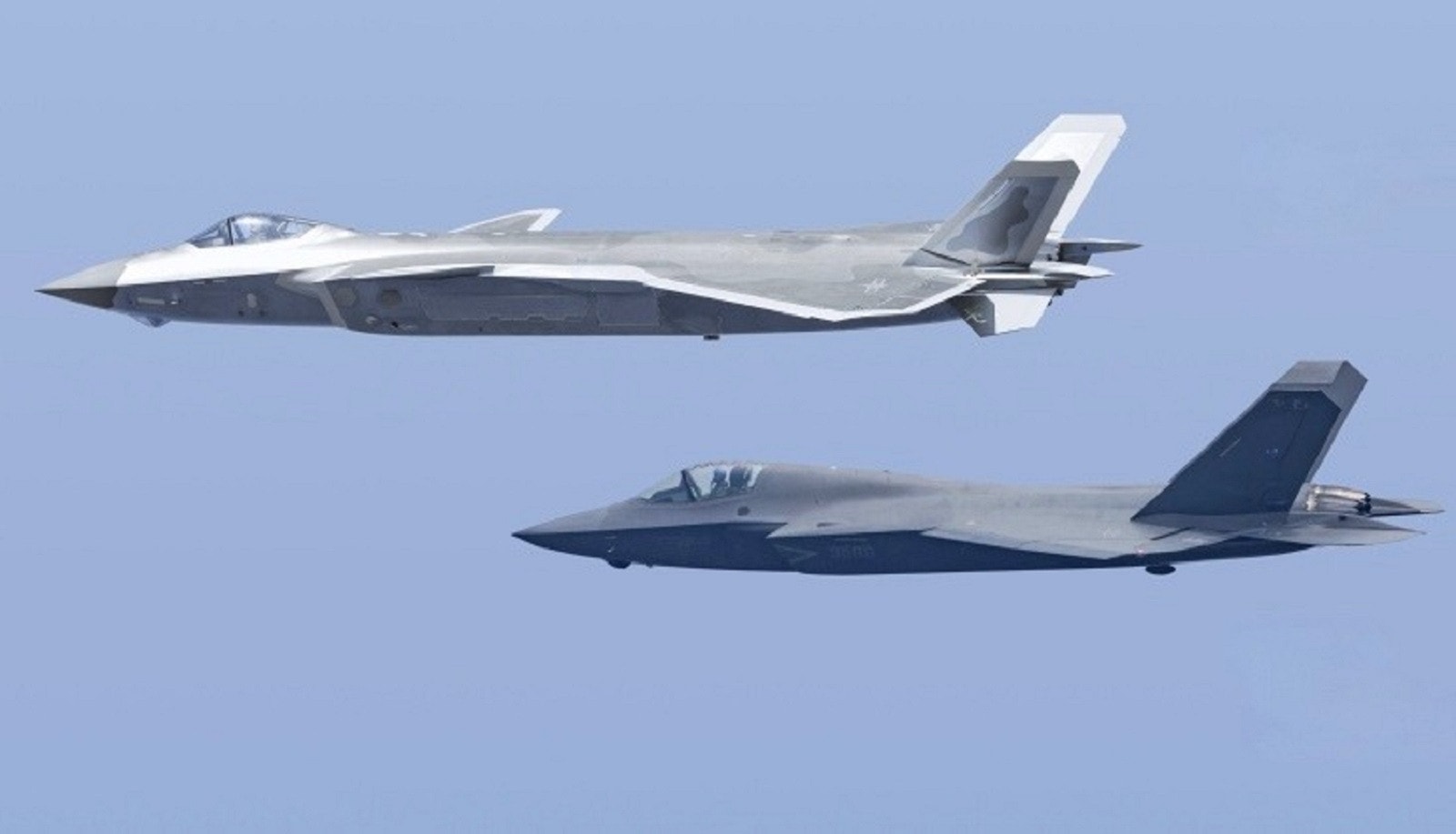 Máy bay chiến đấu thế hệ thứ năm J-20 (trên) và J-35. Ảnh Military Watch