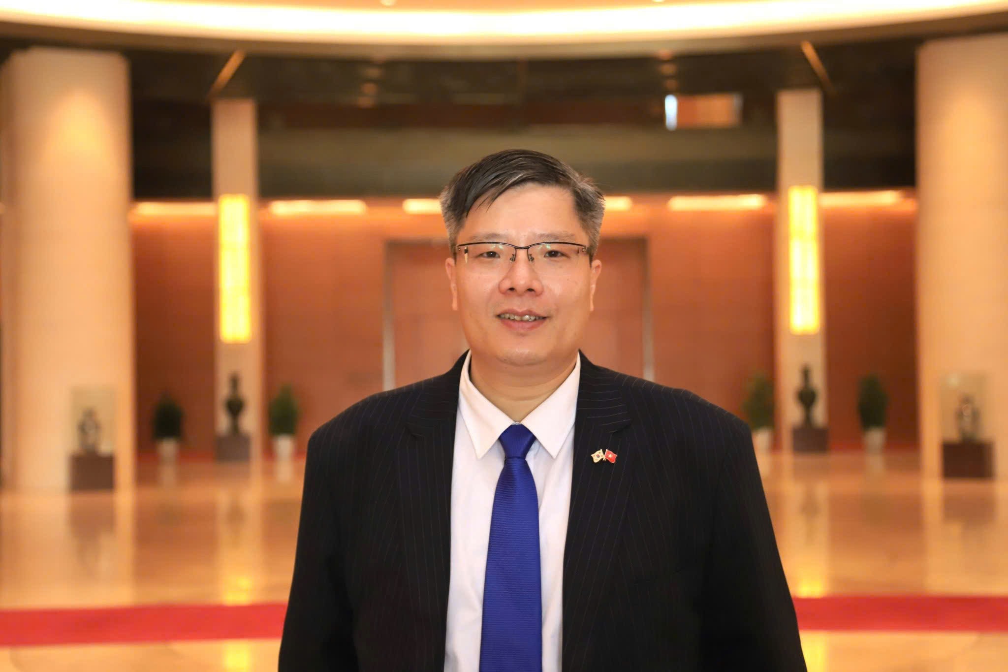 Ông Trần Hải Linh, Ủy viên Ủy ban Trung ương Mặt trận Tổ quốc Việt Nam, Chủ tịch Hiệp hội Doanh nhân và Đầu tư Việt Nam - Hàn Quốc (VKBIA), Chủ tịch sáng lập Hội Chuyên gia - Trí thức Việt Nam - Hàn Quốc (VKEIA).