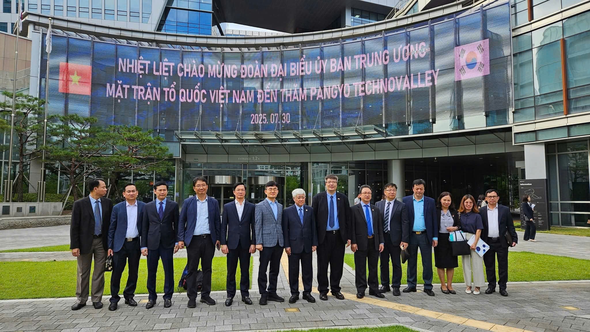 Ông Trần Hải Linh cùng đoàn đại biểu Ủy ban Trung ương Mặt trận Tổ quốc Việt Nam đến thăm khu phức hợp công nghiệp Pangyo Techno Valley, Hàn Quốc. (Ảnh: NVCC)