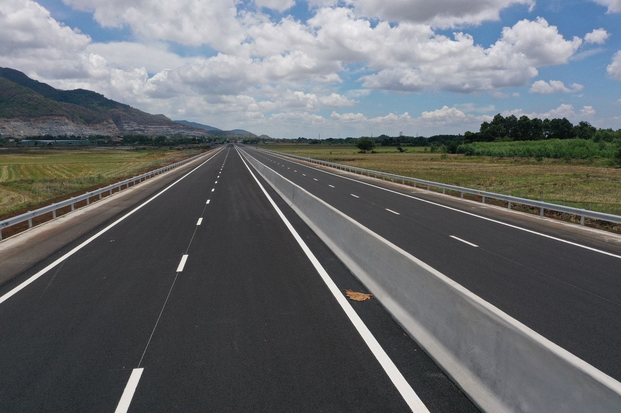 Cao tốc Biên Hòa – Vũng Tàu là tuyến kết nối quan trọng của vùng Đông Nam Bộ. (Ảnh: Ánh Dương)