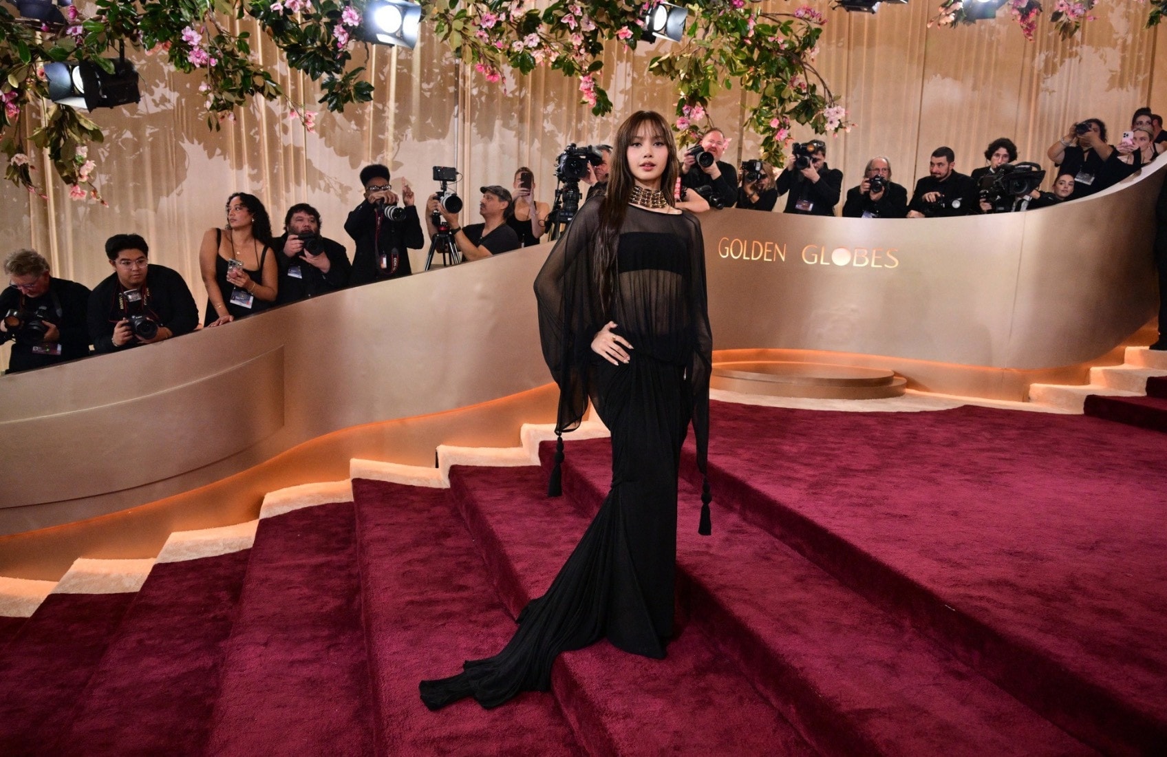 Lisa (BlackPink) xuất hiện trang phục xuyên thấu chất liệu voan mỏng.