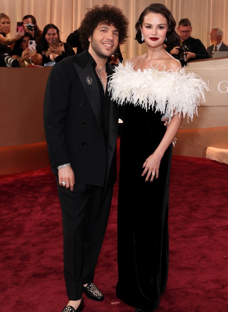 Selena Gomez sánh đôi cùng ông xã Benny Blanco trên thảm đỏ. Nữ ca sĩ kiêm diễn viên diện phong cách cổ điển với váy quây đen ôm sát cơ thể, chi tiết lông vũ trắng làm điểm nhấn.