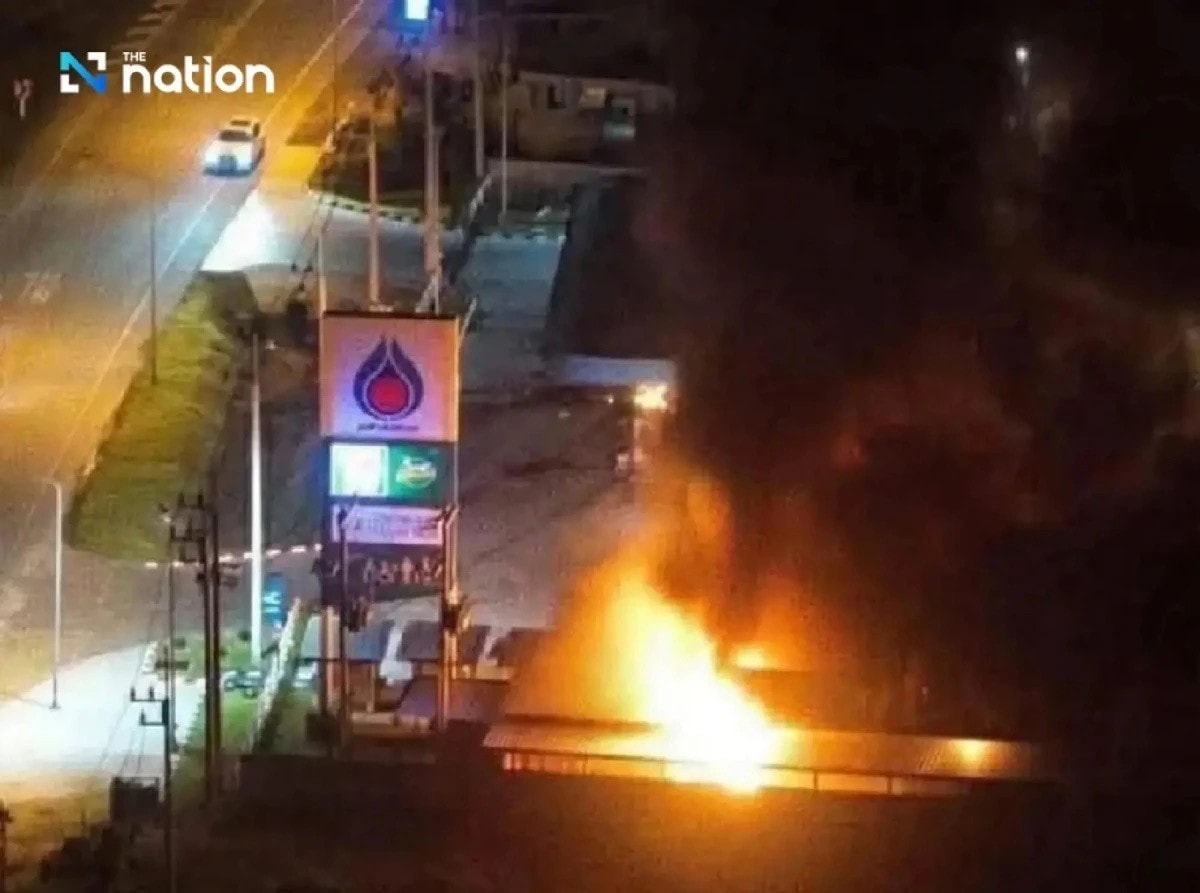 Một cây xăng PTT bốc cháy trong loạt vụ tấn công ở các tỉnh cực Nam Thái Lan rạng sáng 11/1/2026. (Ảnh: The Nation)