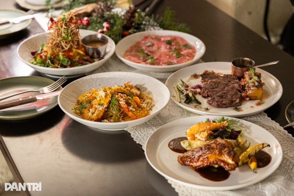 Hà Nội: Quán ăn hút khách nhờ chiếc bàn cứ ngồi vào là... cưới - 8