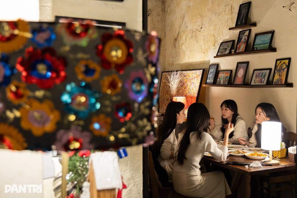 Hà Nội: Quán ăn hút khách nhờ chiếc bàn cứ ngồi vào là... cưới - 5