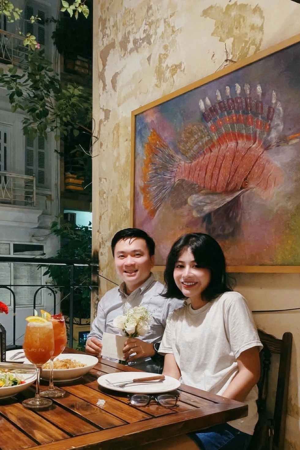 Hà Nội: Quán ăn hút khách nhờ chiếc bàn cứ ngồi vào là... cưới - 2