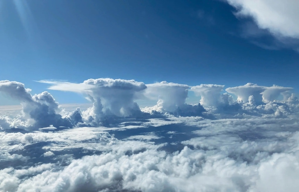 Phi công ghi lại hiện tượng kỳ lạ ở độ cao hàng nghìn mét từ cửa sổ máy bay - 1