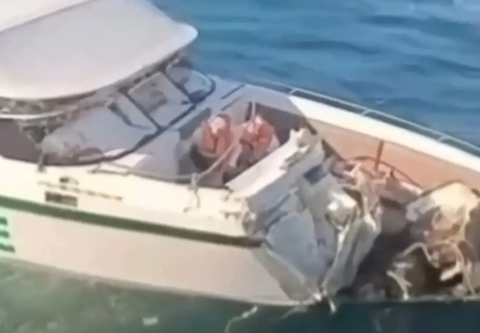 Đâm vào tàu cá, tàu cao tốc Thái Lan bị lật úp, du khách rơi xuống biển - 1