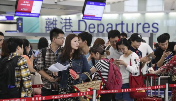 Du khách Trung Quốc xếp hàng check in để lên máy bay. Ảnh: SCMP