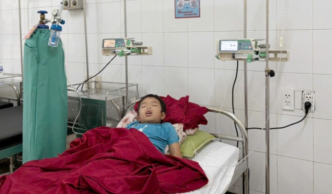 Bé Gia Bảo thường xuyên phải có bình oxy bên cạnh. Ảnh: Gia đình cung cấp