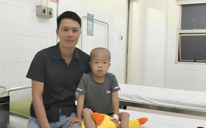 Bé Gia Bảo và bố tại Bệnh viện TW Huế, chiều 6/1. Ảnh: Gia đình cung cấp