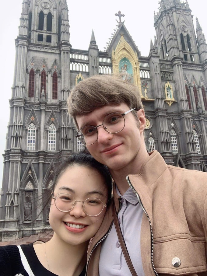 Ngô Huyền và Arsenii khi đi lễ tại nhà thờ ở Hải Hậu (Nam Định cũ), năm 2024. Ảnh nhân vật cung cấp