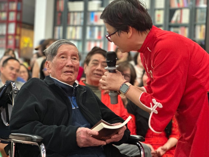 Nhà báo Hồng Tuyến (phải) bên bố. Ảnh: Hà Thu