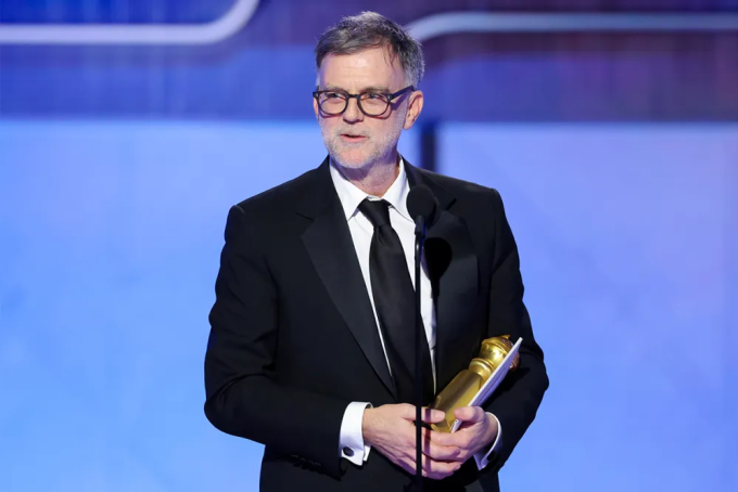Đạo diễn Paul Thomas Anderson nhận giải Phim hay nhất cho One Battle After Another. Ảnh: Golden Globes