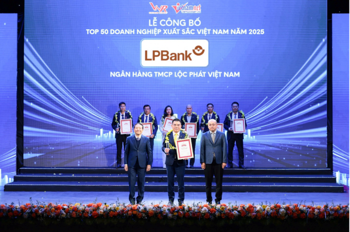 Ông Hồ Nam Tiến (giữa), Chủ tịch HĐQT LPBank, nhận cúp và chứng nhận Top 50 Vietnam The Best từ ban tổ chức. Ảnh: LPBank