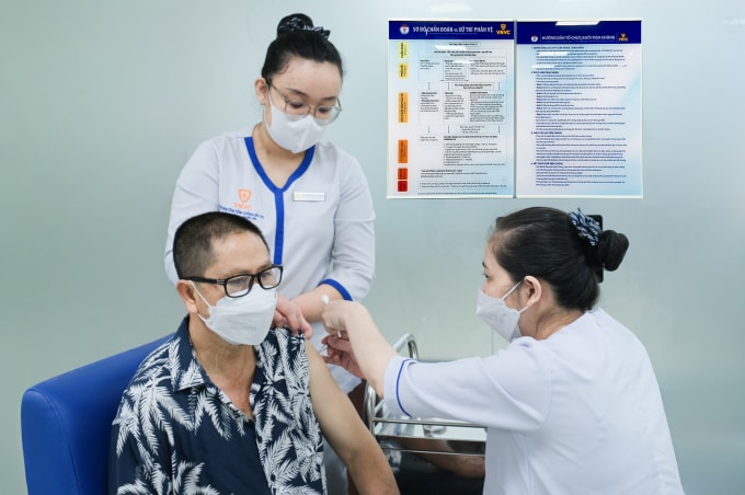 Người lớn tiêm vaccine phòng bệnh tại Hệ thống Tiêm chủng VNVC. Ảnh: Khánh Hòa