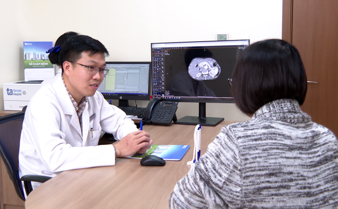 Bác sĩ Minh tư vấn cho người bệnh thoát vị. Ảnh: Bệnh viện Đa khoa Tâm Anh