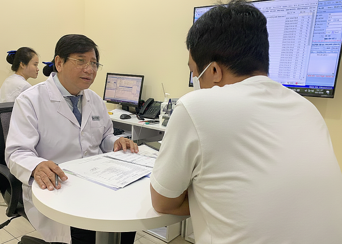Bác sĩ Hoàng tư vấn giảm cân cho anh Kiên. Ảnh: Bệnh viện Đa khoa Tâm Anh