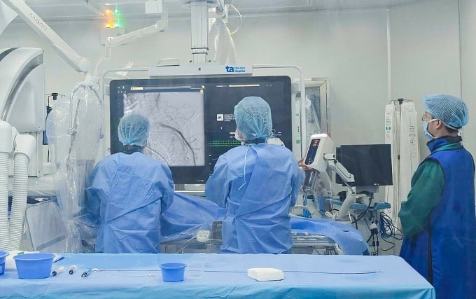 Bác sĩ đặt stent cho một trường hợp mắc bệnh mạch máu ngoại biên. Ảnh minh họa: Ngọc Hà