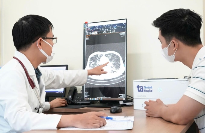 Bác sĩ Đô thăm khám cho người bệnh. Ảnh minh họa: Bệnh viện Đa khoa Tâm Anh