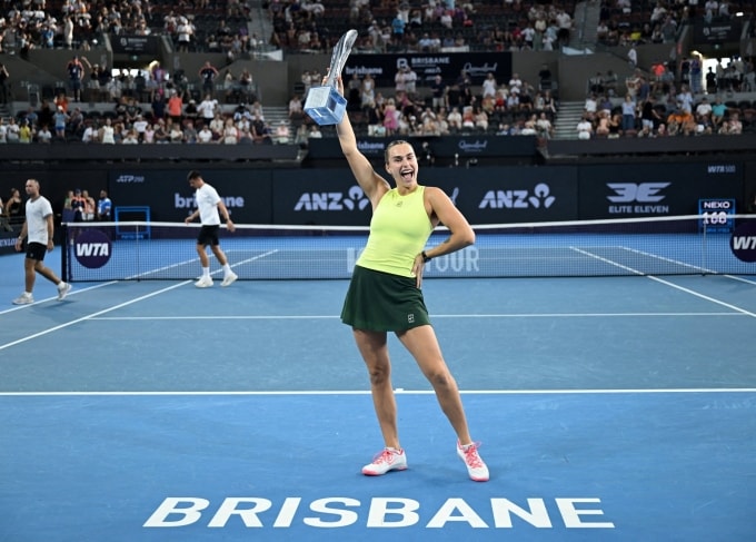 Sabalenka mừng danh hiệu trên sân Pat Rafter, Brisbane, Australia hôm 11/1. Ảnh: Reuters