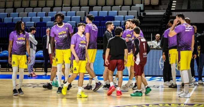 Cầu thủ Trapani (nâu) và Hapoel (vàng) sau khi trận đấu Play-in BCL kết thúc sớm, tại nhà thi đấu Holon Toto Arena, Holon, Israel hôm 10/1. Ảnh: BCL