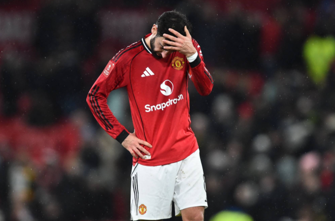 Bruno Fernandes phản ứng trong trận Man Utd thua Brighton 1-2 ở vòng ba Cup FA trên sân Old Trafford, Manchester, Anh ngày 10/1/2026. Ảnh: Reuters
