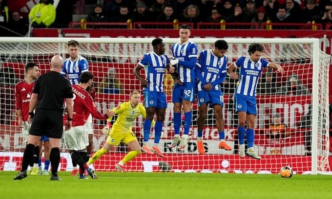 Cú sút phạt chệch cột của Bruno Fernandes. Ảnh: PA