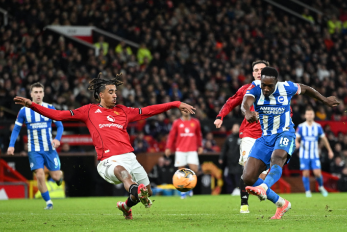 Danny Welbeck dứt điểm nâng tỷ số lên 2-0 trong trận Brighton thắng Man Utd 2-1 ở vòng ba Cup FA trên sân Old Trafford, Manchester, Anh ngày 10/1/2026. Ảnh: AFP