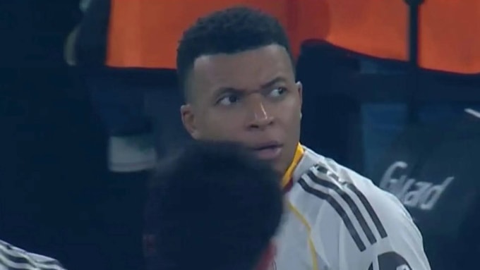 Mbappe giục đồng đội rời sân ngay sau khi nhận HC bạc Siêu Cup Tây Ban Nha tối 11/1. Ảnh: AS