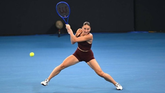 Kostyuk đánh trái tay trong trận gặp Sabalenka hôm 11/1.
