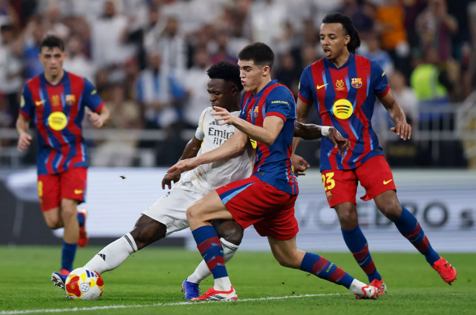 Vinicius trong pha đi bóng khéo léo loại các hậu vệ Barca rồi gỡ hòa 1-1. Ảnh: Real Madrid