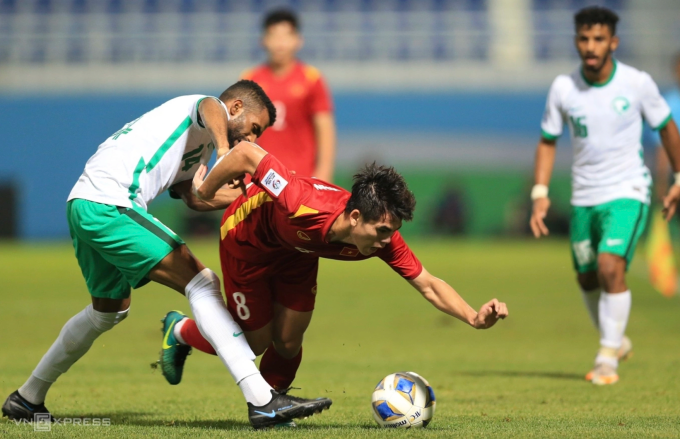 Tiền vệ Việt Nam Khuất Văn Khang (số 8) thi đấu trong trận thua Arab Saudi 0-2 ở tứ kết U23 châu Á 2022 tại Uzbekistan. Ảnh: Lâm Thỏa