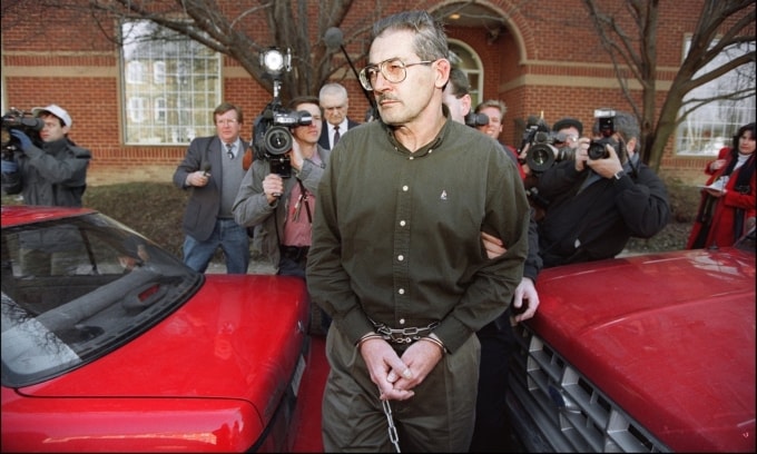 Aldrich Ames bị áp giải rời khỏi tòa án ở Alexandria, Virginia, ngày 22/2/1994, sau khi bị kết tội làm gián điệp cho Liên Xô. Ảnh: AFP