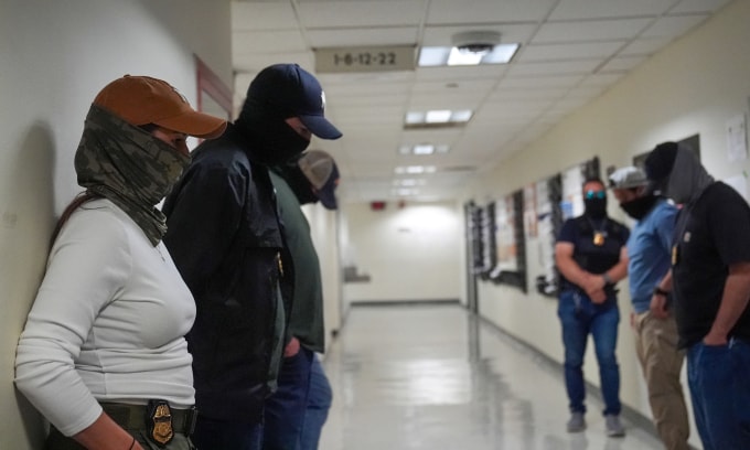 Đặc vụ ICE bịt mặt tại hành lang một tòa nhà ở New York City, bang New York tháng 9/2025. Ảnh: AFP