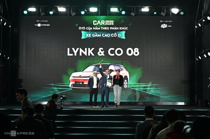 Đại diện Lynk & Co Việt Nam nhận giải Ôtô của năm phân khúc gầm cao cỡ D. Ảnh: Minh Quân